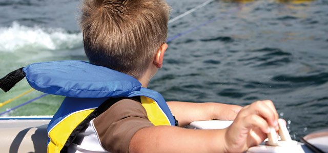 Naviguer avec des enfants implique d’être vigilant