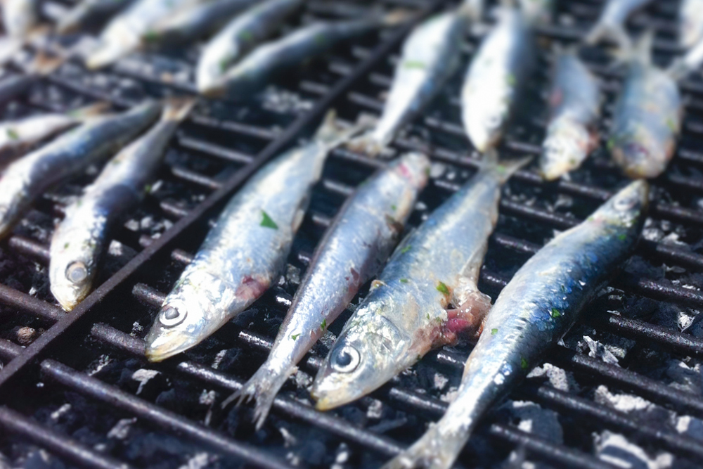 photographie illustrant des sardines cuites au barbecue